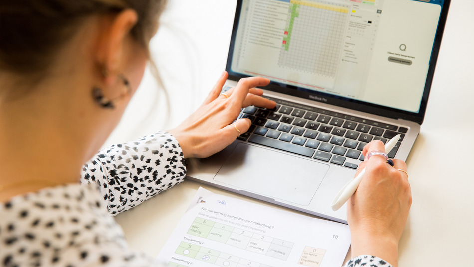 Moderatorin bei der Auswertung der Abstimmungen über die Empfehlungen des Bürgerrates