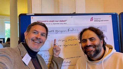 Zwei Männer vor einer Metaplanwand