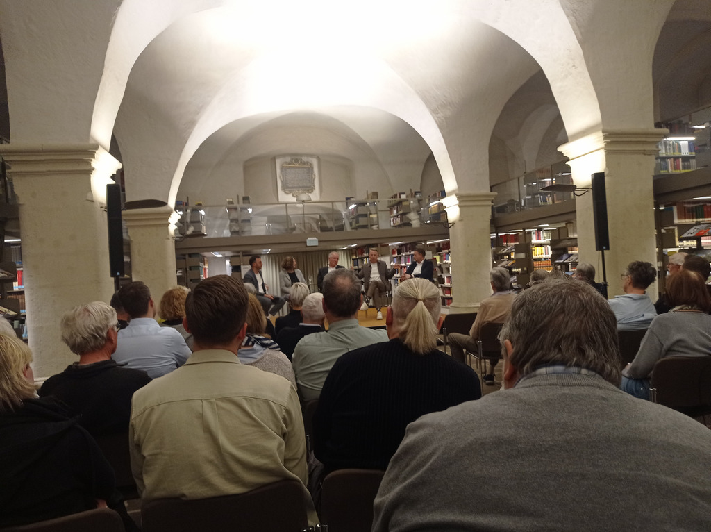 Aufnahme des Podiums bei der Veranstaltung der Stadt Wolfebüttel