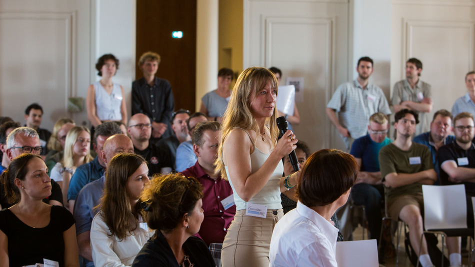 Freya Obermüller am Mikrofon