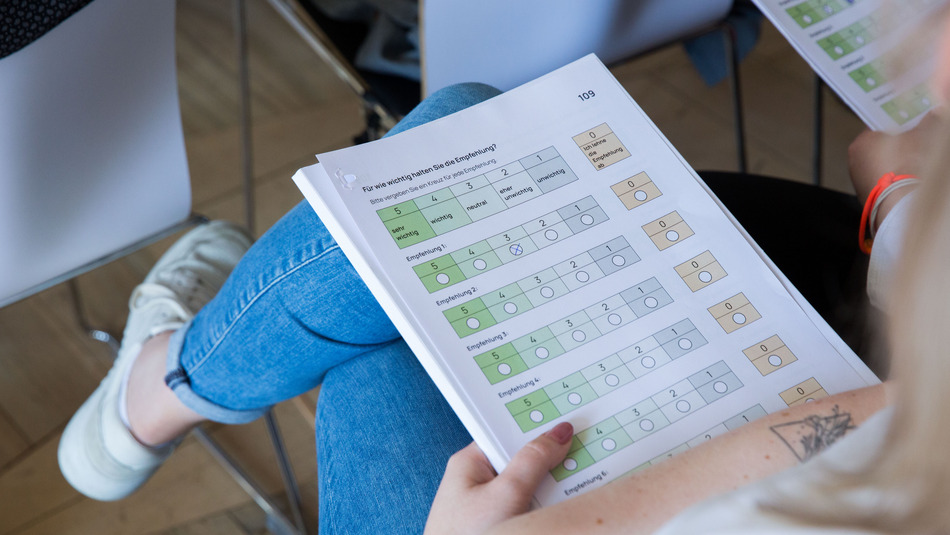 26.5.2024 BMST FgF-4782 Bürgerin bei der Auswahl der Empfehlungen