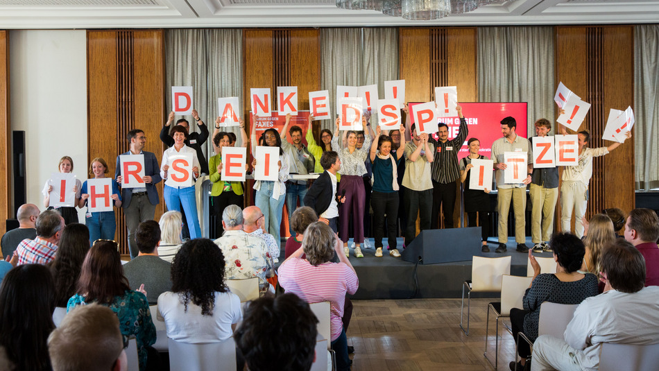 26.5.2024 BMST FgF-4944 DANKE an den Bürgerrat mit Team auf der Bühne